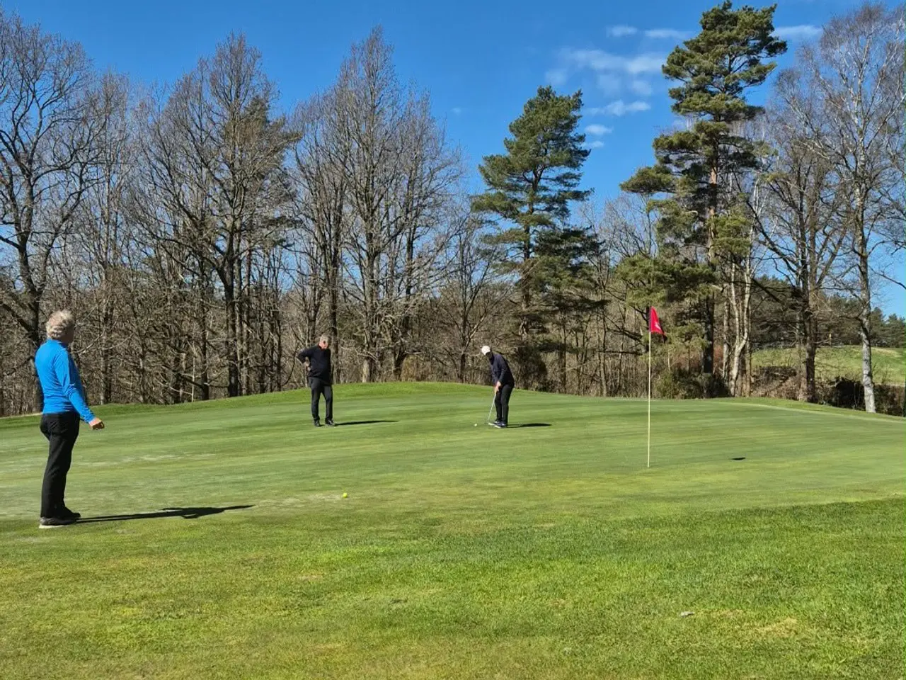 ⛳️ Nu har vi äntligen öppnat ordinarie greener!