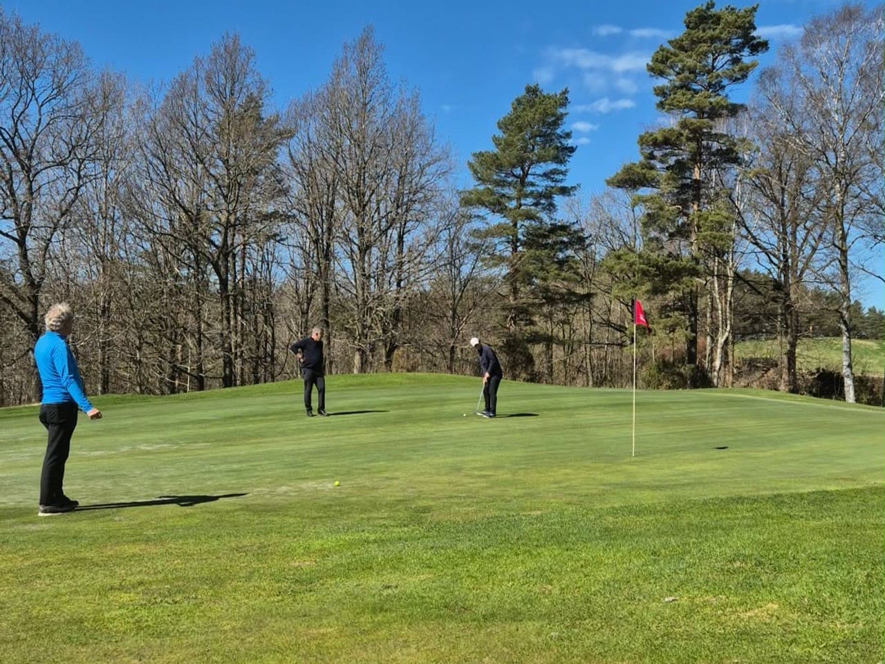 ⛳️ Nu har vi äntligen öppnat ordinarie greener!